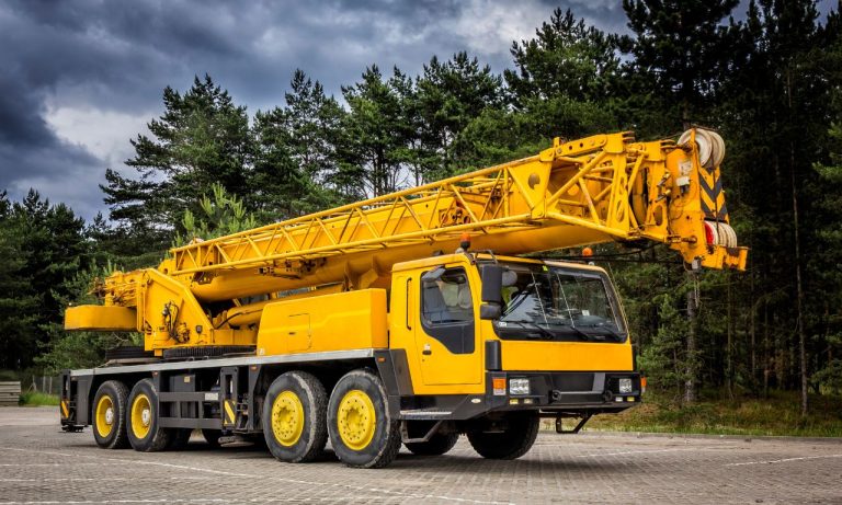 What are the Factors to Consider Before Renting a Crane for Your Project?